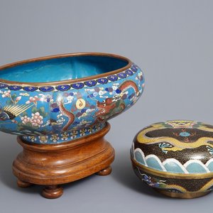 Een Chinese cloisonné jardinière op houten sokkel en een dekseldoos, 19/20e eeuw — foto 1