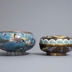 Een Chinese cloisonné jardinière op houten sokkel en een dekseldoos, 19/20e eeuw — foto 3