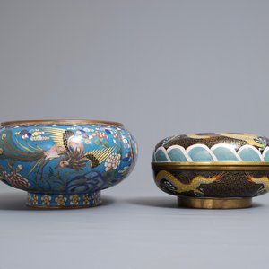 Een Chinese cloisonné jardinière op houten sokkel en een dekseldoos, 19/20e eeuw — foto 5