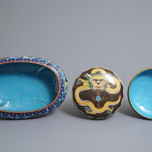 Een Chinese cloisonné jardinière op houten sokkel en een dekseldoos, 19/20e eeuw — foto 6