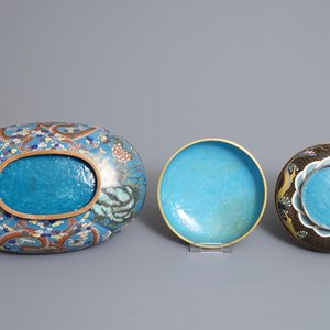 Een Chinese cloisonné jardinière op houten sokkel en een dekseldoos, 19/20e eeuw — foto 7