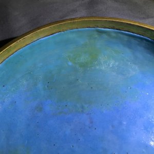 Een Chinese cloisonné jardinière op houten sokkel en een dekseldoos, 19/20e eeuw — foto 8