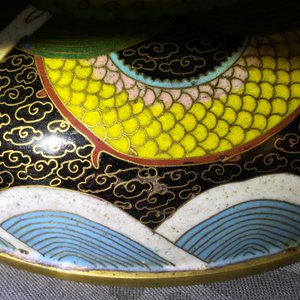 Een Chinese cloisonné jardinière op houten sokkel en een dekseldoos, 19/20e eeuw — foto 10