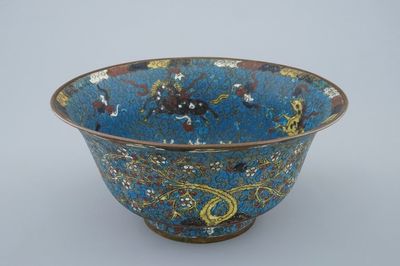 Een Chinese cloisonné kom met "De paarden van Mu Wang", Ming