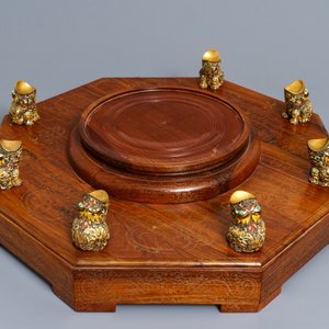 Een Chinese cloisonné replica van Zhang Hengs aardbevingsmeter, 20e eeuw — foto 11