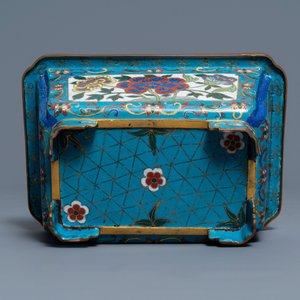 Een Chinese cloisonné rouleau vaas en vier jardinières, 19/20e eeuw — foto 19