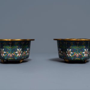 Een Chinese cloisonné rouleau vaas en vier jardinières, 19/20e eeuw — foto 21