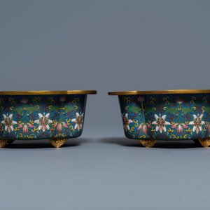 Een Chinese cloisonné rouleau vaas en vier jardinières, 19/20e eeuw — foto 22