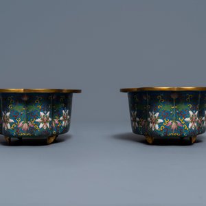 Een Chinese cloisonné rouleau vaas en vier jardinières, 19/20e eeuw — foto 23