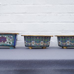 Een Chinese cloisonné rouleau vaas en vier jardinières, 19/20e eeuw — foto 26