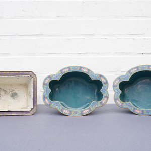 Een Chinese cloisonné rouleau vaas en vier jardinières, 19/20e eeuw — foto 28