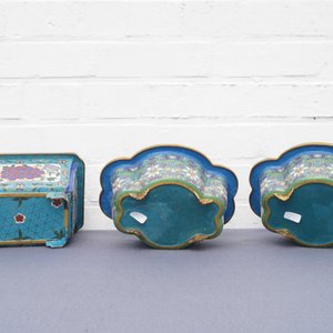 Een Chinese cloisonné rouleau vaas en vier jardinières, 19/20e eeuw — foto 29