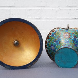 Een Chinese cloisonné rouleau vaas en vier jardinières, 19/20e eeuw — foto 32
