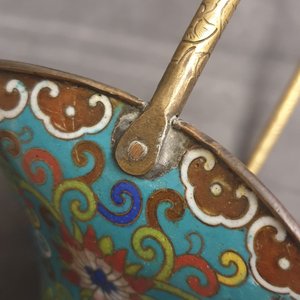Een Chinese cloisonné rouleau vaas en vier jardinières, 19/20e eeuw — foto 42