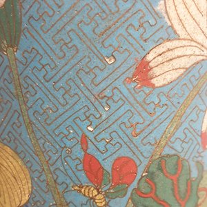 Een Chinese cloisonné rouleau vaas en vier jardinières, 19/20e eeuw — foto 49