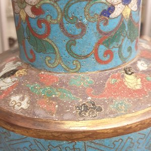 Een Chinese cloisonné rouleau vaas en vier jardinières, 19/20e eeuw — foto 52