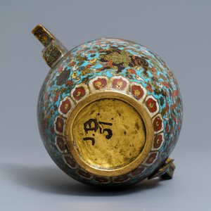 Een Chinese cloisonné schenkkan met boeddhistische leeuwen, Ming — foto 7