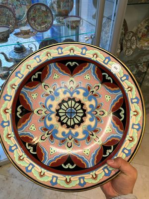 Een Chinese cloisonné schotel met floraal decor, Beijing Tezhong Gongyi Gongsi 北京特種工藝公司 merk, gedateerd 1952 — foto 1