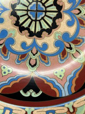 Een Chinese cloisonné schotel met floraal decor, Beijing Tezhong Gongyi Gongsi 北京特種工藝公司 merk, gedateerd 1952 — foto 4