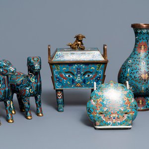 Een Chinese cloisonné vaas, een wierookbrander, een ruyi-paneel en twee herten, 18e eeuw en later — foto 1