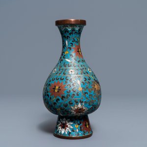 Een Chinese cloisonné vaas, een wierookbrander, een ruyi-paneel en twee herten, 18e eeuw en later — foto 12