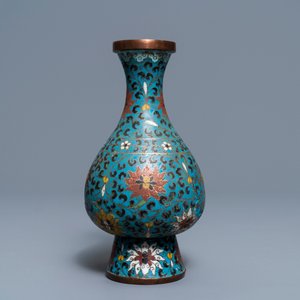 Een Chinese cloisonné vaas, een wierookbrander, een ruyi-paneel en twee herten, 18e eeuw en later — foto 9