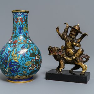 Een Chinese cloisonné vaas en een verguld bronzen groep, 18/19e eeuw — foto 1