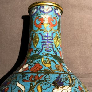 Een Chinese cloisonné vaas en een verguld bronzen groep, 18/19e eeuw — foto 19