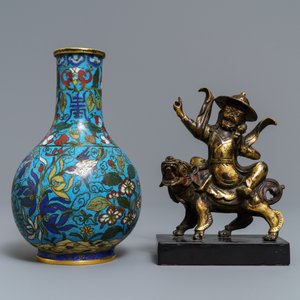 Een Chinese cloisonné vaas en een verguld bronzen groep, 18/19e eeuw — foto 2