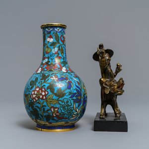 Een Chinese cloisonné vaas en een verguld bronzen groep, 18/19e eeuw — foto 3