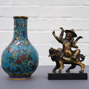 Een Chinese cloisonné vaas en een verguld bronzen groep, 18/19e eeuw — foto 8