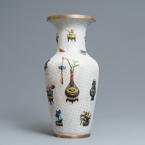 Een Chinese cloisonné vaas met reliëfdecor van antiquiteiten, 19e eeuw — foto 1