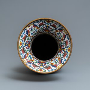 Een Chinese cloisonné vaas met reliëfdecor van antiquiteiten, 19e eeuw — foto 5