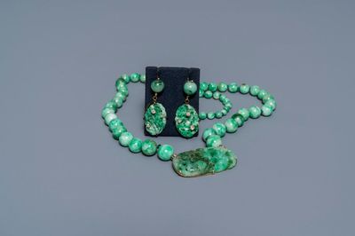 Een Chinese collier met hanger en een paar oorbellen met jade, goud en edelstenen, 20e eeuw