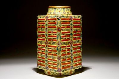 Een Chinese cong vaas met decor van trigrammen op gele fond, 19/20e eeuw