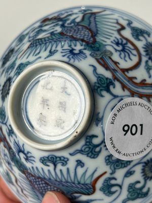 Een Chinese conische doucai kom met feniksen, Chenghua merk, Kangxi/Yongzheng — foto 18