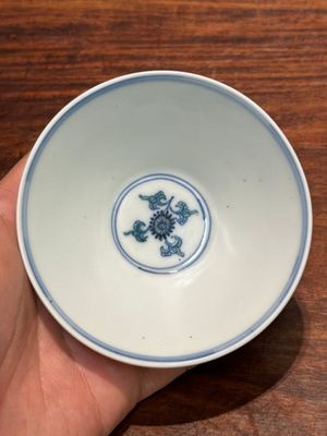 Een Chinese conische doucai kom met feniksen, Chenghua merk, Kangxi/Yongzheng — foto 9