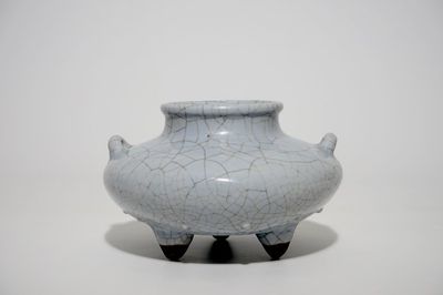 Een Chinese craquelé glazuur wierookbrander op drie pootjes, Qianlong merk en mog. periode