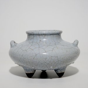 Een Chinese craquelé glazuur wierookbrander op drie pootjes, Qianlong merk en mog. periode — foto 1