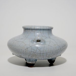 Een Chinese craquelé glazuur wierookbrander op drie pootjes, Qianlong merk en mog. periode — foto 2