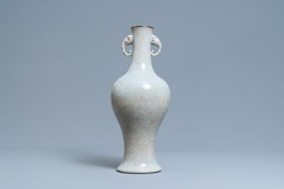 Een Chinese craquelé vaas met olifantenkoppen, 18/19e eeuw