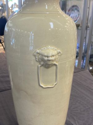 Een Chinese crème geglazuurde vaas en twee 'draken' vazen, Jiajing en Wanli merk, 19/20e eeuw — foto 7