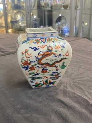Een Chinese crème geglazuurde vaas en twee 'draken' vazen, Jiajing en Wanli merk, 19/20e eeuw — foto 9