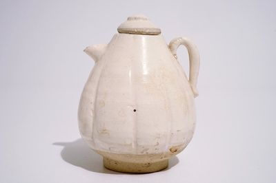 Een Chinese crèmekleurige meloenvormige schenkkan met deksel, Song