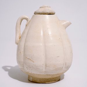 Een Chinese crèmekleurige meloenvormige schenkkan met deksel, Song — foto 3