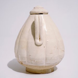 Een Chinese crèmekleurige meloenvormige schenkkan met deksel, Song — foto 4