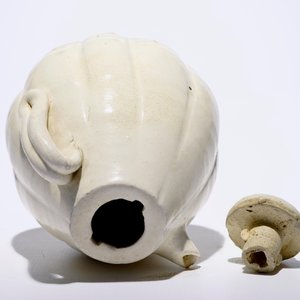 Een Chinese crèmekleurige meloenvormige schenkkan met deksel, Song — foto 6