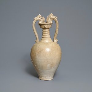 Een Chinese crèmekleurige steengoed amfoor met oren in de vorm van draken, Sui/Tang — foto 1