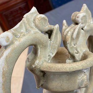 Een Chinese crèmekleurige steengoed amfoor met oren in de vorm van draken, Sui/Tang — foto 14