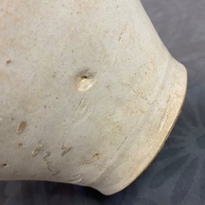 Een Chinese crèmekleurige steengoed amfoor met oren in de vorm van draken, Sui/Tang — foto 17